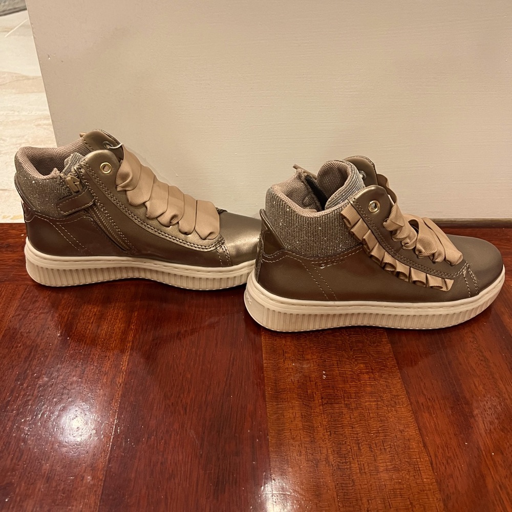 **Brand New** Geox sneakers girls size 1 w/tags
